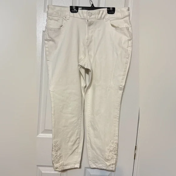 Maurices Women’s Size 16 Winter White Embroidered Hem Cropped Jeans Stretch - Picture 1 of 4